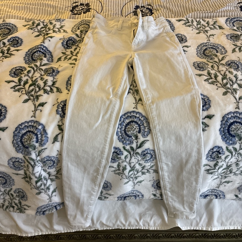 AMERICAN EAGLE OUTFITTERS • White Denim Jeans